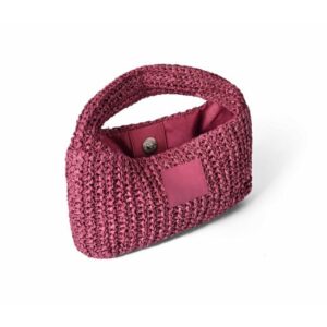 Perspectiva del bolso de papel texturizado en color burdeos mostrando el interior forrado y el cierre de botón