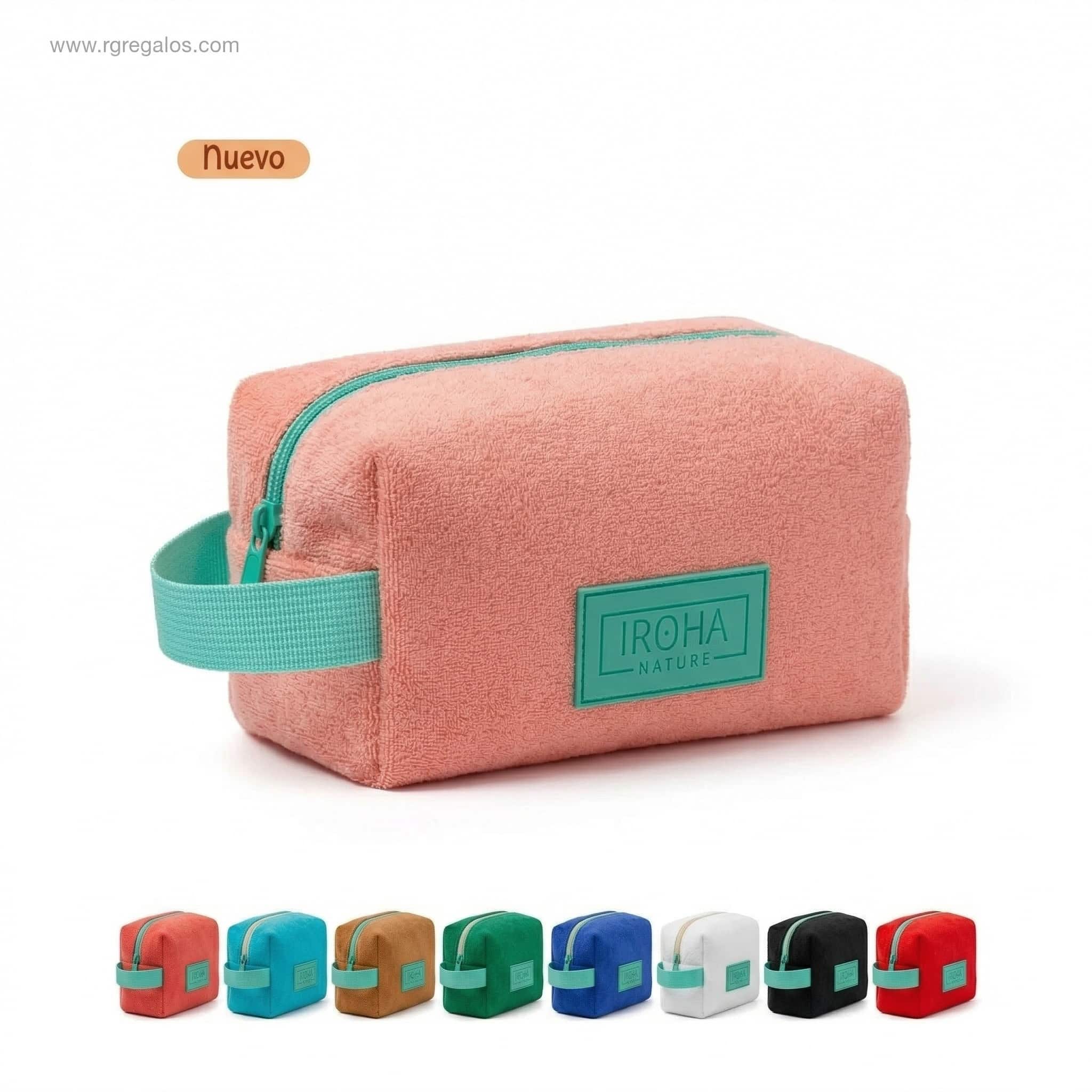 Vista en angle de necesser de tovallola coral amb parxís de silicona 3D en color menta al costat de cosmètica premium